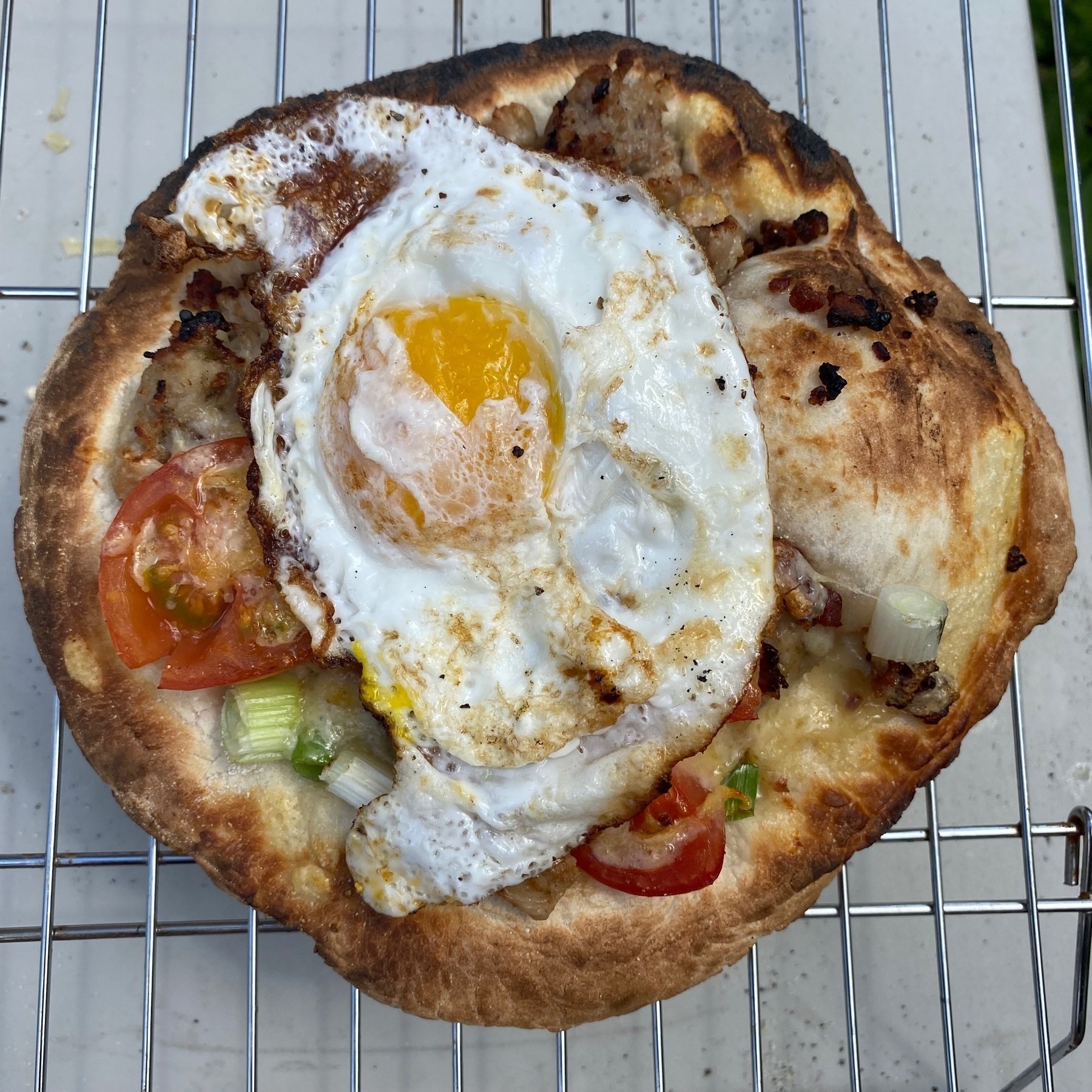 Small pizza with a fried egg on top.